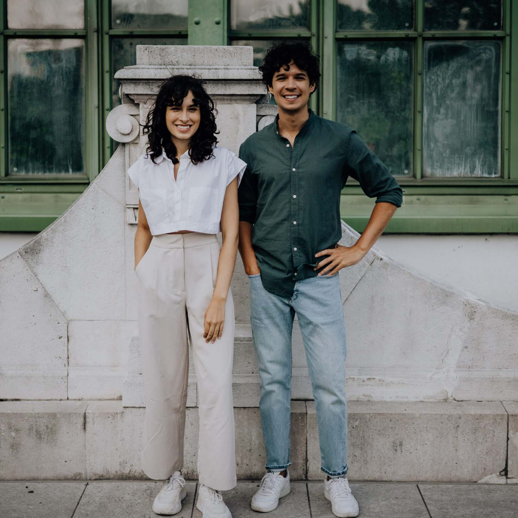 Mann und Frau stehen nebeneinander und lachen