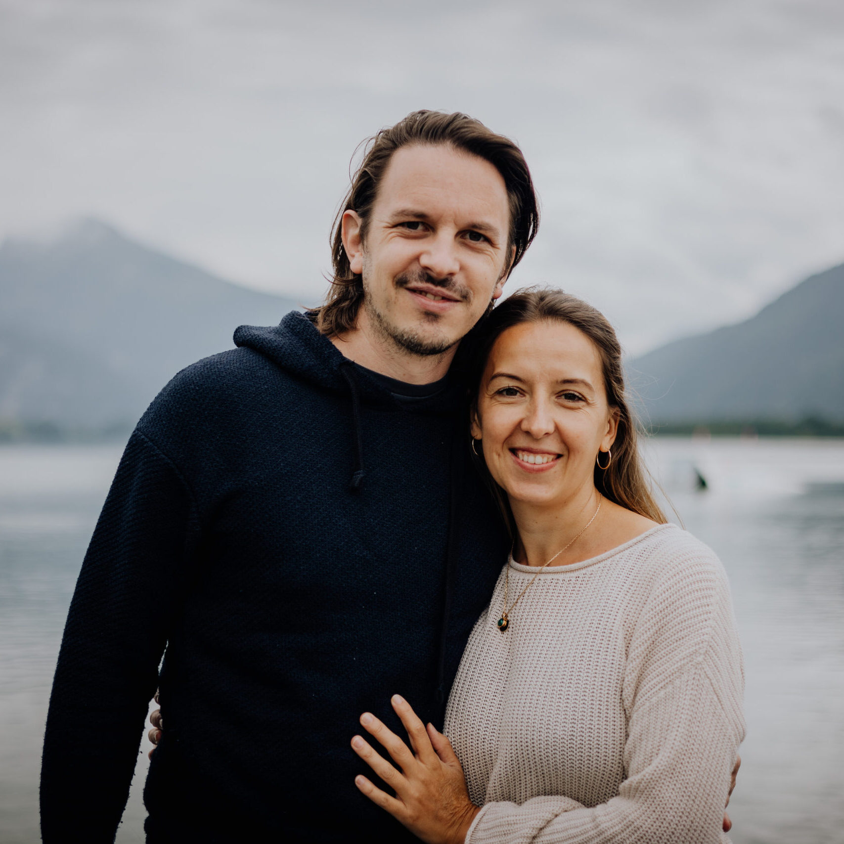 Mann und Frau stehen zusammen vor einem See