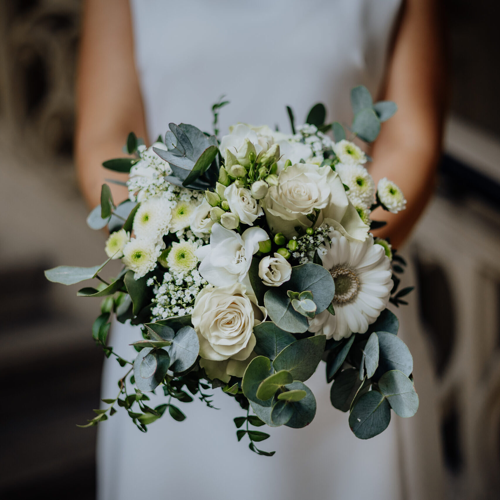Hochzeitsstrauß mit weißen Blumen